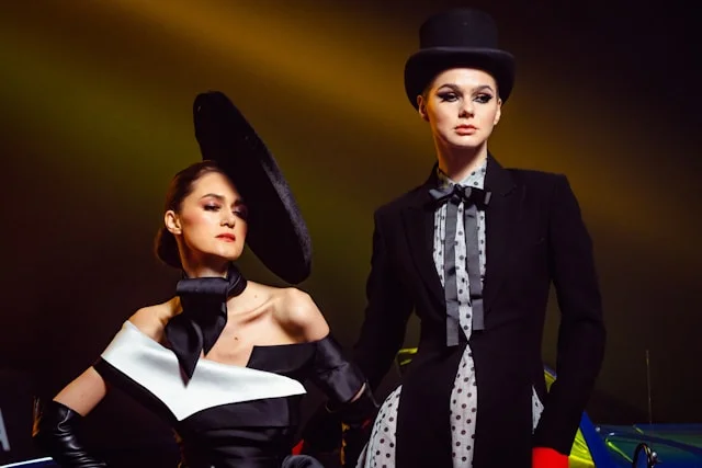 Zwei Models in einer avantgardistischen Fashion-Inszenierung