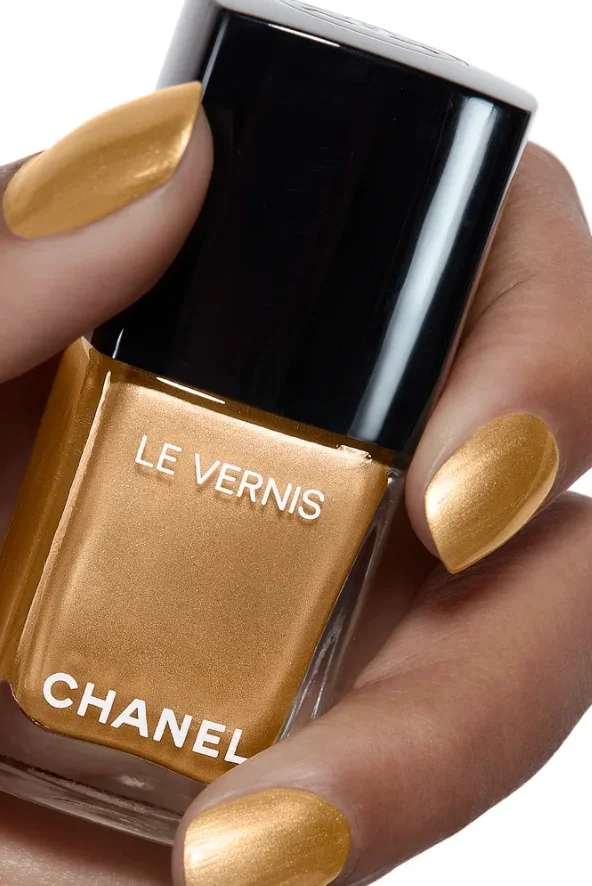 Chanel Le Vernis in Gold auf kurzen N&auml;geln als Nageltrend Sommer 2026