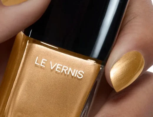 Chanel Le Vernis in Gold auf kurzen Nägeln als Nageltrend Sommer 2026