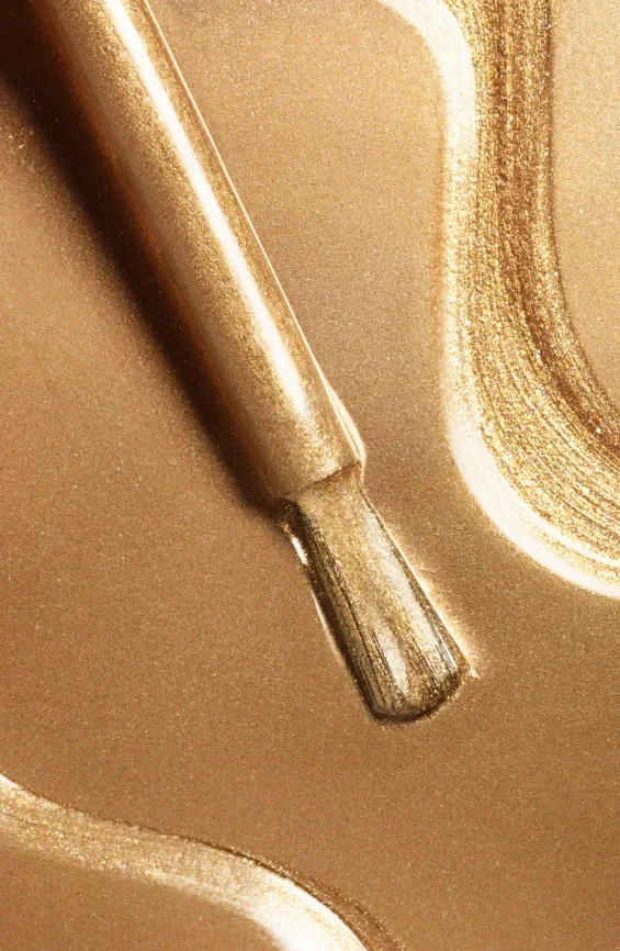 Goldener Chanel-Nagellack mit Pinsel als Nageltrend im Sommer 2026