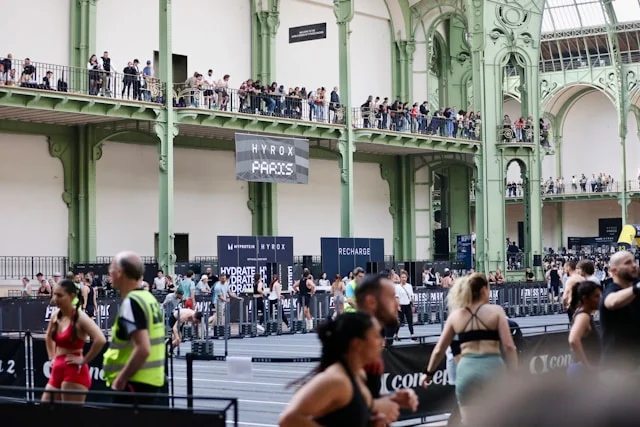 Hyrox Fitness-Trend bei einem Wettkampf in Paris mit zahlreichen Teilnehmern und Zuschauern.
