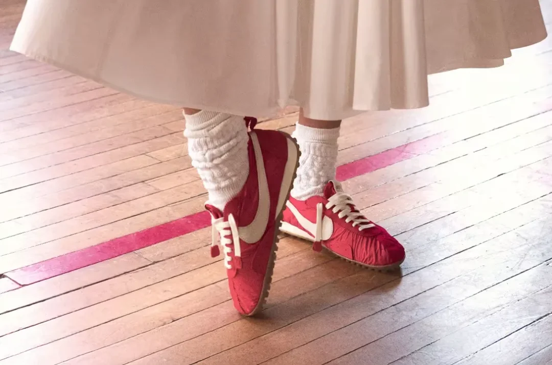 Rote Retro-Sneaker als Beispiel für die Sneaker Trends Herbst 2026