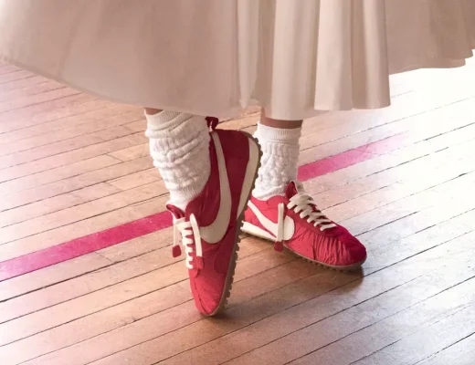 Rote Retro-Sneaker als Beispiel für die Sneaker Trends Herbst 2026