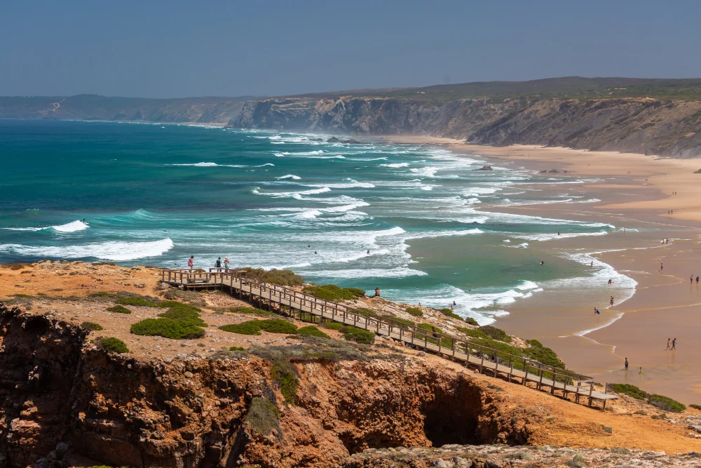 Weite Sandstrände, Atlantikwellen und felsige Küste an der Algarve in Portugal