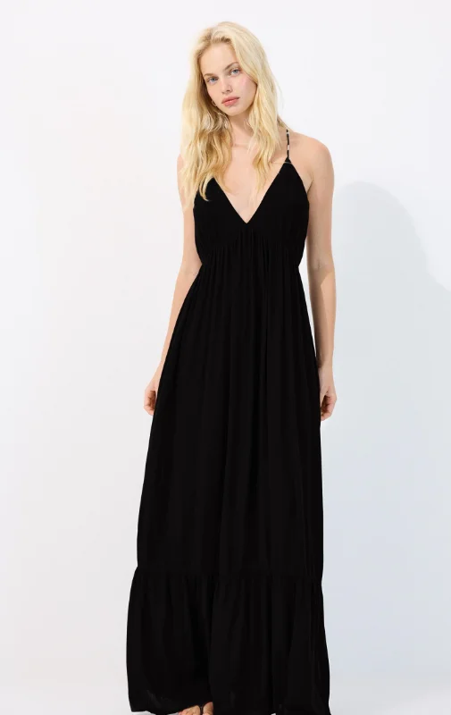 Langes Crêpe-Kleid mit Trägern und Perlen Schwarz | REF. 7186/747/001 Langes Kleid aus Viskose-Gewebe mit Crêpe-Finish. V-Ausschnitt und schmale Träger mit Perlen-Detail. Rücken mit überkreuzten Trägern. Raffdetail unter der Brust. Saum mit Volant. Ton-in-Ton-Innenfutter. Verfügbarkeit in der Filiale Vorderansicht eines schwarzen Kleides mit dünnen, gekreuzten Trägern und weitem Ausschnitt. Zusammensetzung und Pflege Aussen 100% viskose Futter 100% viskose 14182835 Versand und Rückgaben Kostenloser Versand an Filiale! Langes Crêpe-Kleid mit Trägern und Perlen