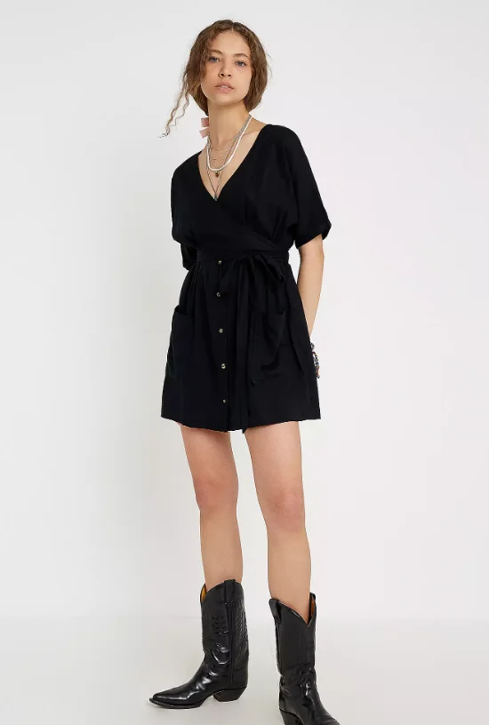 Urban Outfitters – Minikleid „Isabelle“ aus Leinen in Schwarz