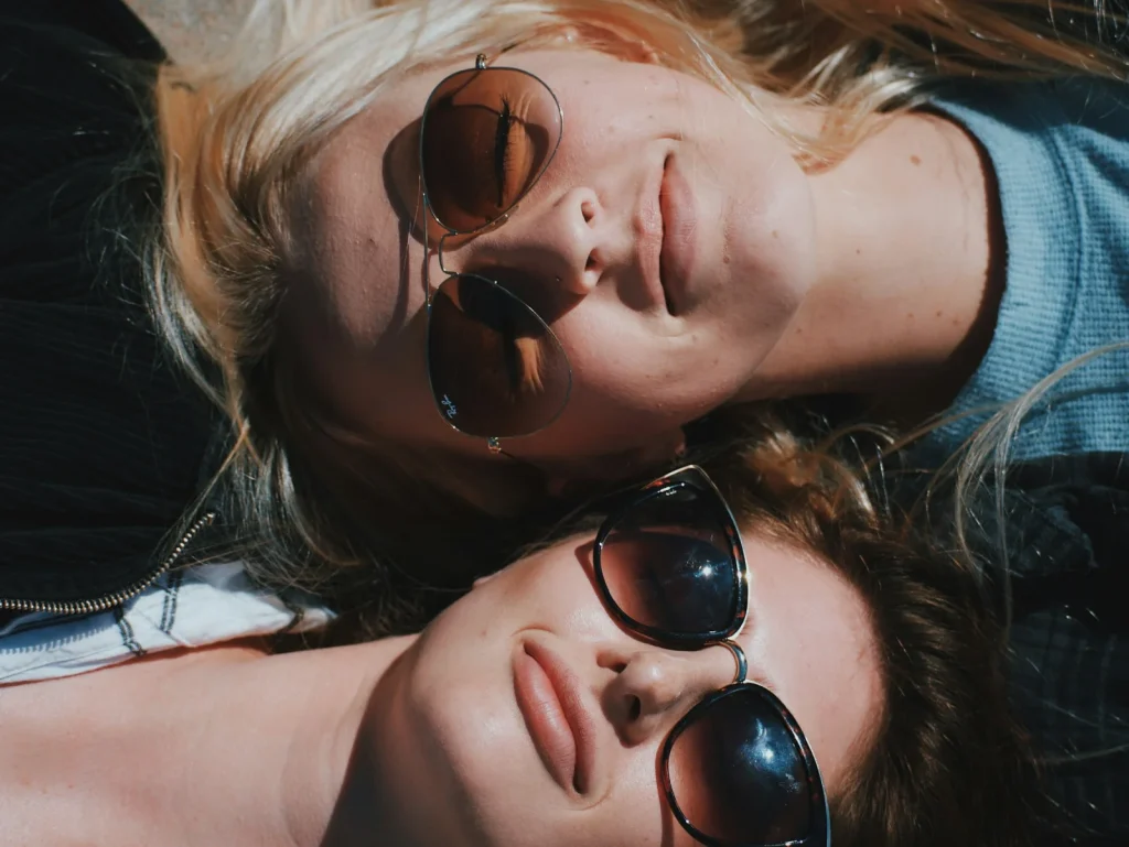 Zwei Frauen mit Sonnenbrillen – Sonnenbrillen-Trends 2026