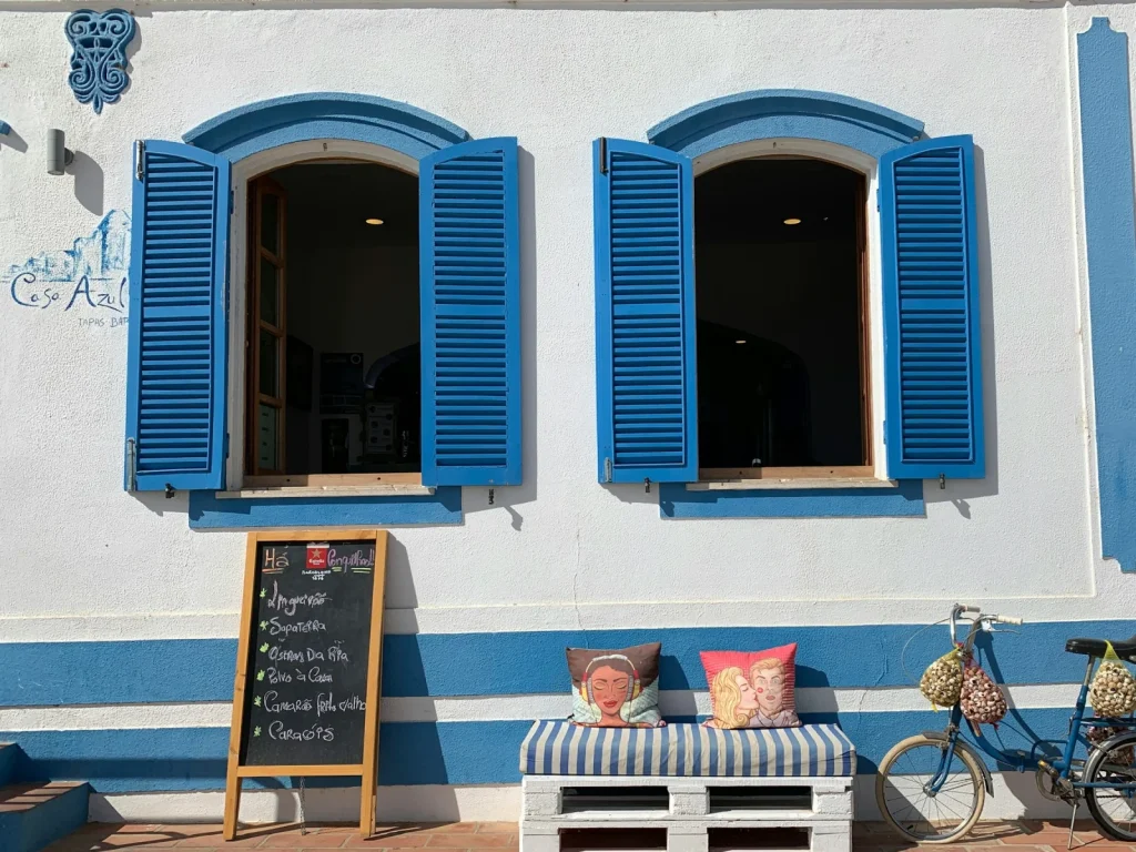 Blau-weiße Caféfassade mit Fahrrad an der Algarve in Portugal
