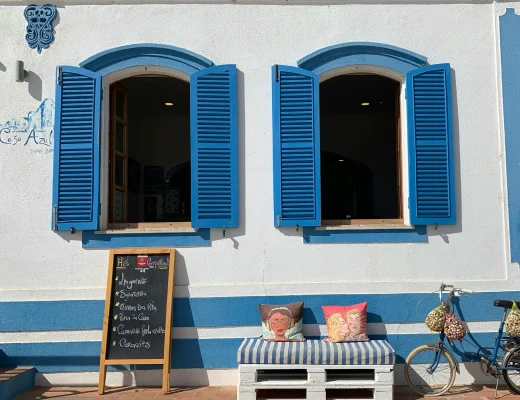 Blau-weiße Caféfassade mit Fahrrad an der Algarve in Portugal