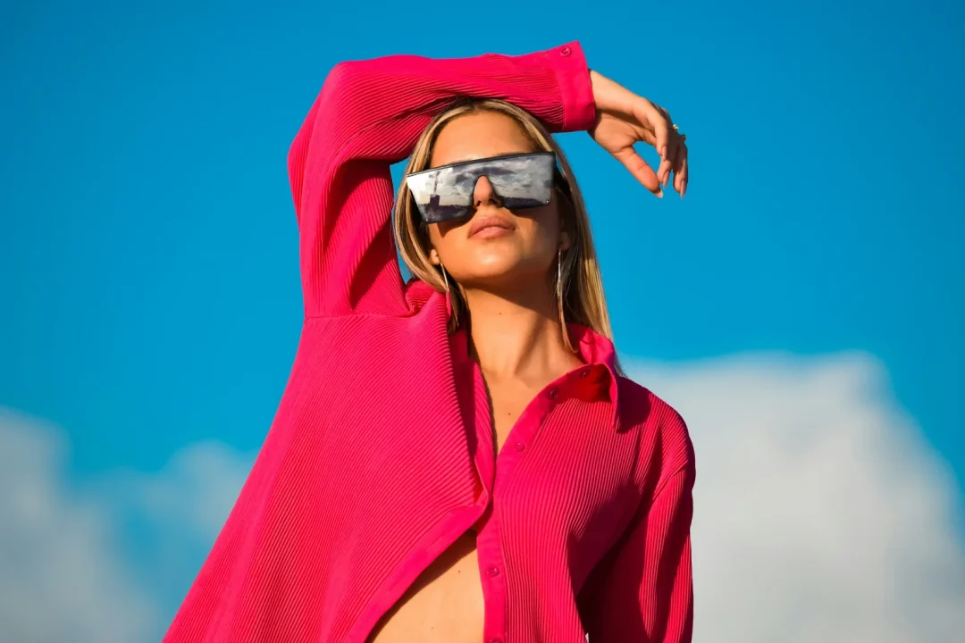 Frau mit großer Shield-Sonnenbrille – Sonnenbrillen-Trends 2026