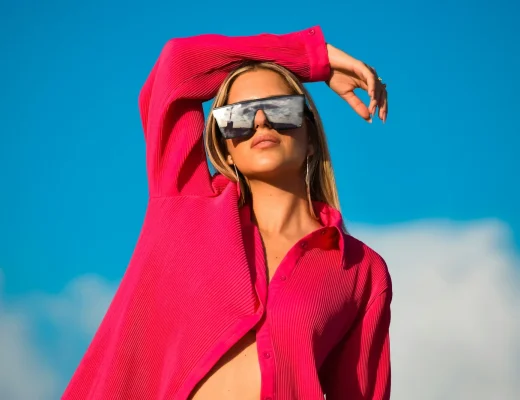 Frau mit großer Shield-Sonnenbrille – Sonnenbrillen-Trends 2026