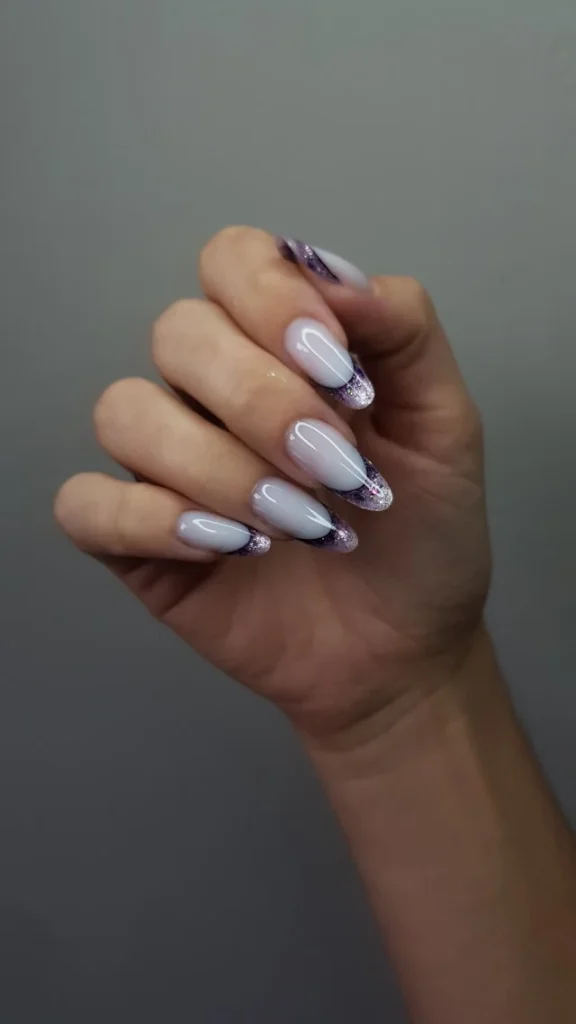 Glass Nails mit milchig-wei&szlig;em Verlauf und glitzernden Spitzen im K-Beauty-Stil.