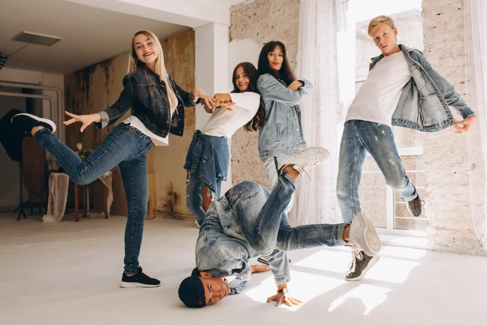 Klassische Blue Jeans und Jeansjacken als Denim-Trend im Herbst 2026