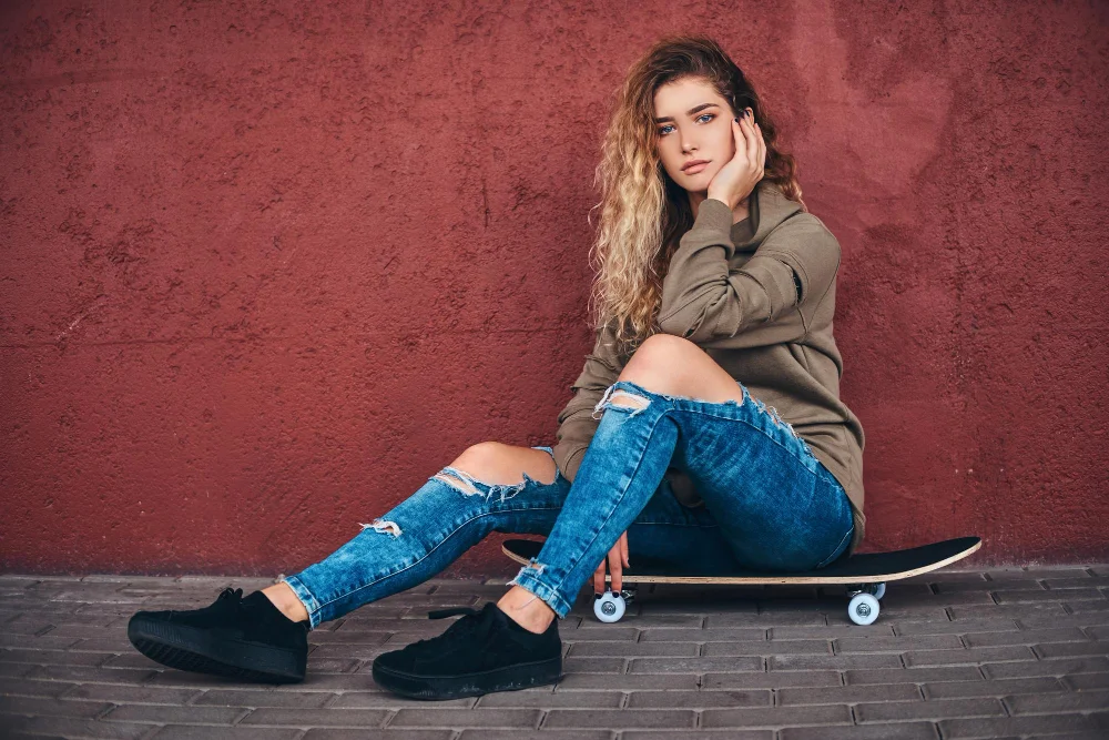 Frau in Jeans mit schwarzen flachen Sneakern