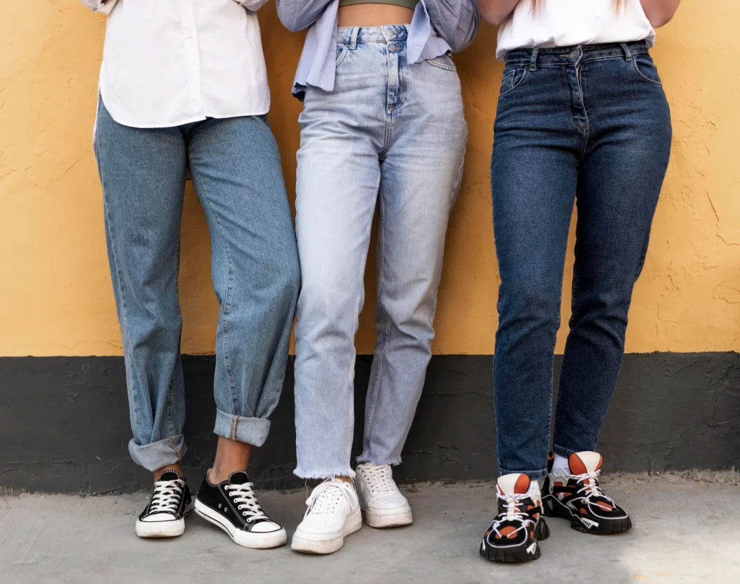 Jeans-Trends Herbst 2026: drei unterschiedliche Denim-Silhouetten und Waschungen