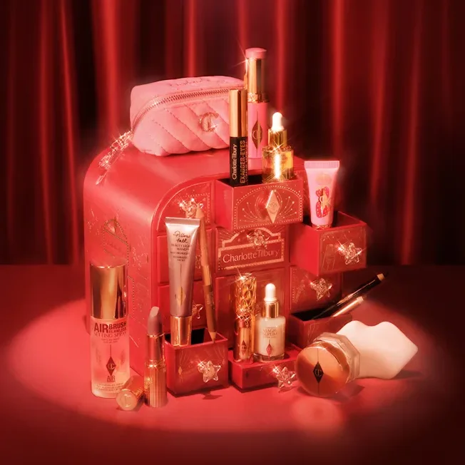 Charlotte Tilbury Beauty Adventskalender 2026 mit Make-up und Pflegeprodukten