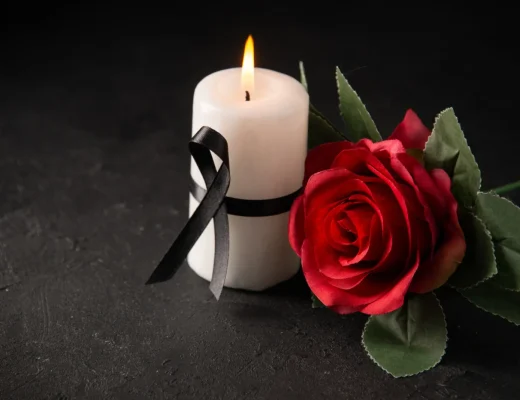 Trauerkerze mit schwarzer Schleife und roter Rose zum Tod von Presley Gerber