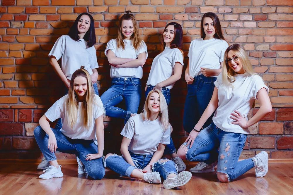 Verschiedene Blue-Jeans-Looks zu den Jeans-Trends im Herbst 2026