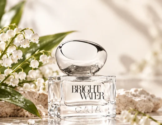 Bright Water von Caia mit Maiglöckchen neben dem Parfumflakon