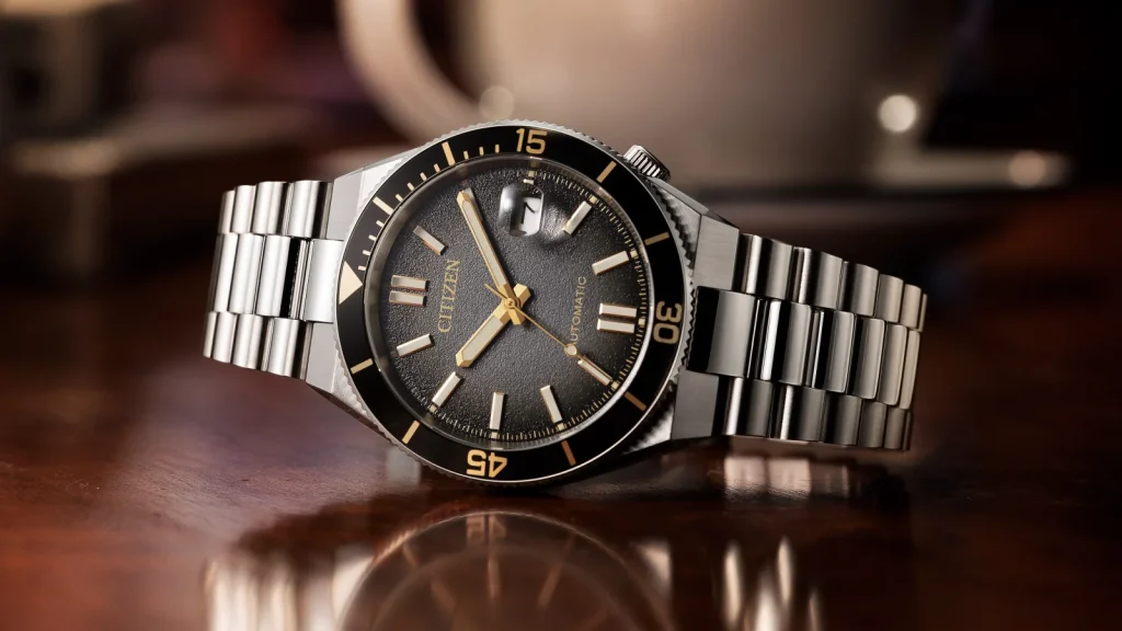 Citizen Tsuyosa Shore Limited Edition 2026 mit schwarzem Zifferblatt, goldfarbenen Akzenten und Edelstahlband