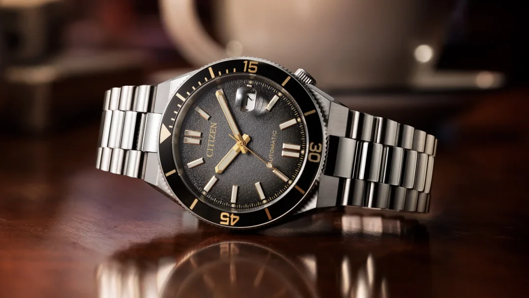 Citizen Tsuyosa Shore Limited Edition 2026 mit schwarzem Zifferblatt, goldfarbenen Akzenten und Edelstahlband