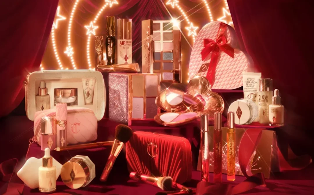 Charlotte Tilbury Beauty-Produkte in festlicher Weihnachtsinszenierung für Beauty Adventskalender 2026