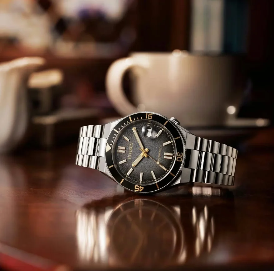 Citizen Tsuyosa Shore Limited Edition mit schwarzem Zifferblatt und goldfarbenen Details auf dunkler Oberfläche