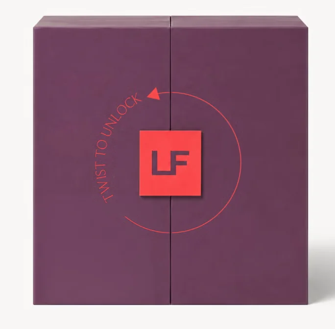 Geschlossener LOOKFANTASTIC Beauty Adventskalender 2026 in dunkler Box