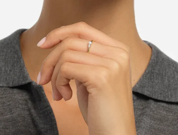 Fidenza Perlenring mit kleiner Süßwasserperle an einer Hand