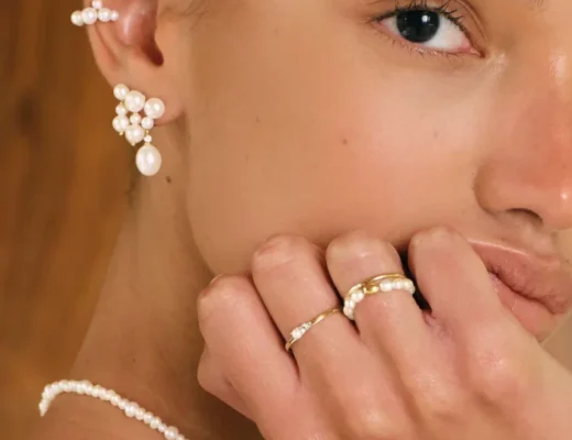 Moderner Fidenza Perlenring mit kleinen weißen Perlen und goldener Ringschiene