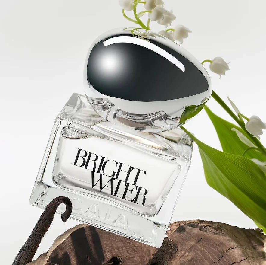 Bright Water von Caia mit Maiglöckchen, Vanilleschote und Holz