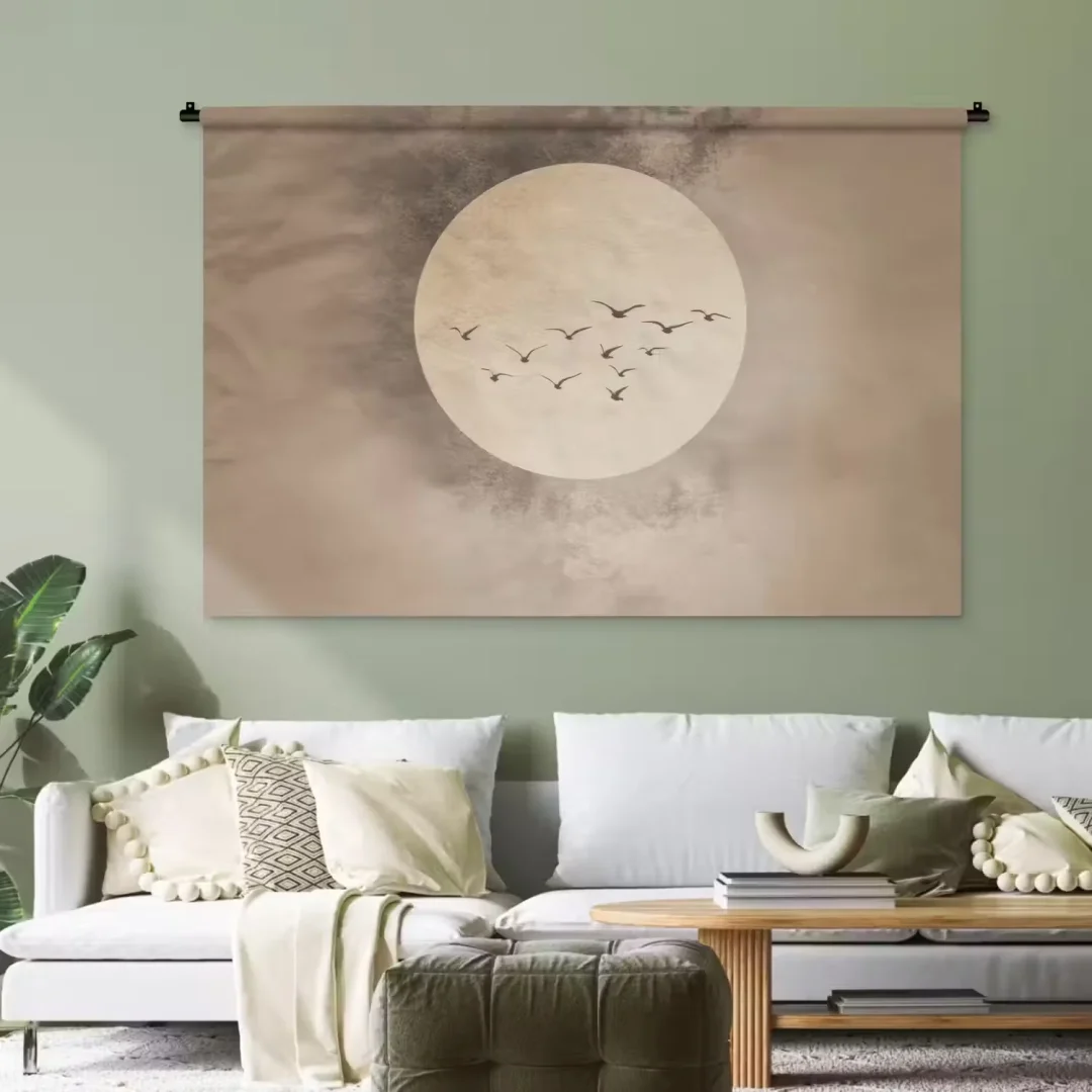 Wandteppich mit Vogelmotiv und Mond hängt über weißem Sofa im Wohnzimmer