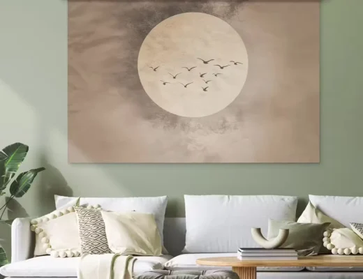 Wandteppich mit Vogelmotiv und Mond hängt über weißem Sofa im Wohnzimmer