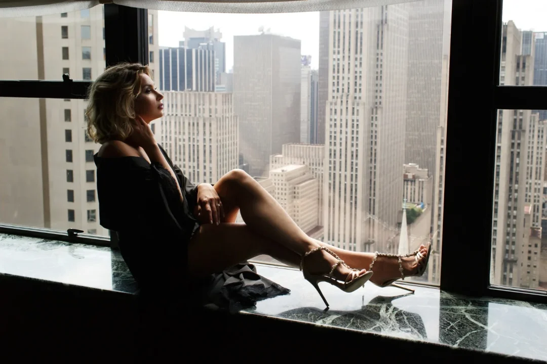 Frau in eleganter schwarzer Kleidung vor einer urbanen Skyline als Sinnbild für Quiet Luxury 2026