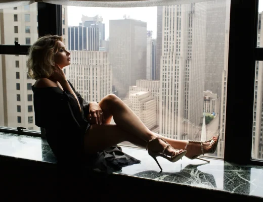 Frau in eleganter schwarzer Kleidung vor einer urbanen Skyline als Sinnbild für Quiet Luxury 2026