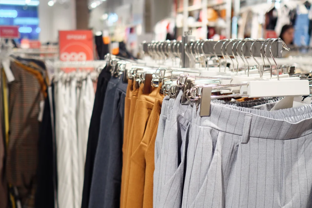 Kleiderständer mit Damenhosen in einem Modegeschäft – Symbolbild zur Galeria-Insolvenz 2026