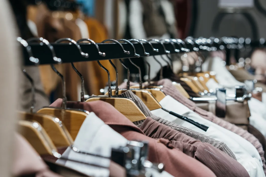 Kleidungsstücke auf einer Kleiderstange im Modegeschäft – Symbolbild zur Keller-Warth-Insolvenz
