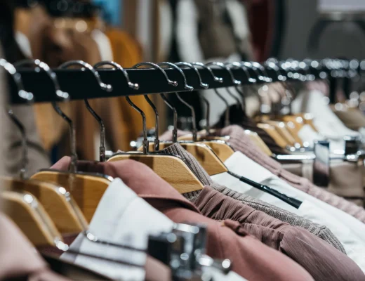 Kleidungsstücke auf einer Kleiderstange im Modegeschäft – Symbolbild zur Keller-Warth-Insolvenz