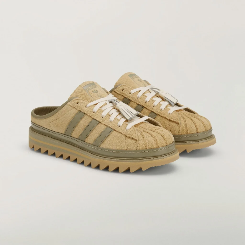 Adidas x CLOT Sawtooth Mule von Edison Chen in Beige mit olivgrünen Streifen, offener Ferse und gezackter Sohle.