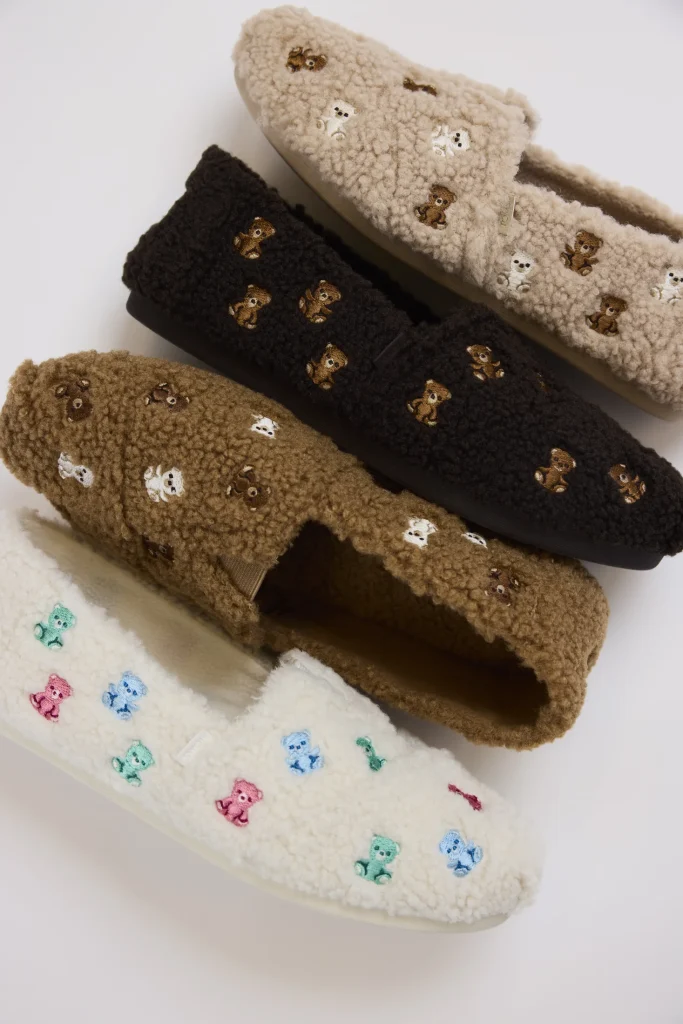 Vier TOMS Bear Hug Alpargata in Braun, Beige, Schwarzbraun und Creme mit Bären-Stickereien