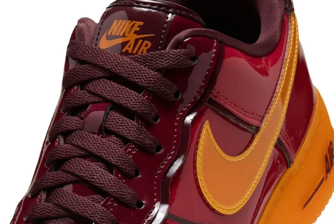Nike Air Force 1 Iron Man mit dunkelrotem Lackleder und orangefarbenem Swoosh in Nahaufnahme
