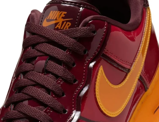 Nike Air Force 1 Iron Man mit dunkelrotem Lackleder und orangefarbenem Swoosh in Nahaufnahme