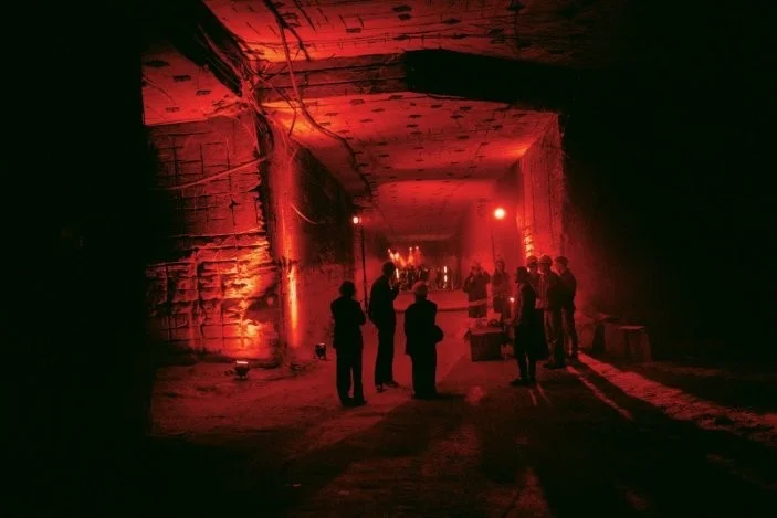 Rot beleuchteter Minentunnel mit Besuchern bei der ROTARI-Präsentation während der Moldovan Brands Runway 2026.