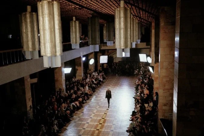 Model auf einem langen Laufsteg vor Publikum bei der VYAZ.-Modenschau während der Moldovan Brands Runway 2026.