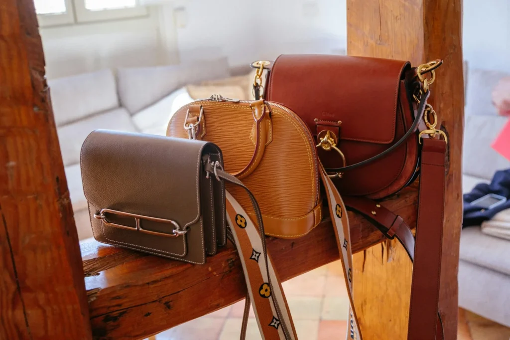 Drei Handtaschen in unterschiedlichen Formen und Brauntönen