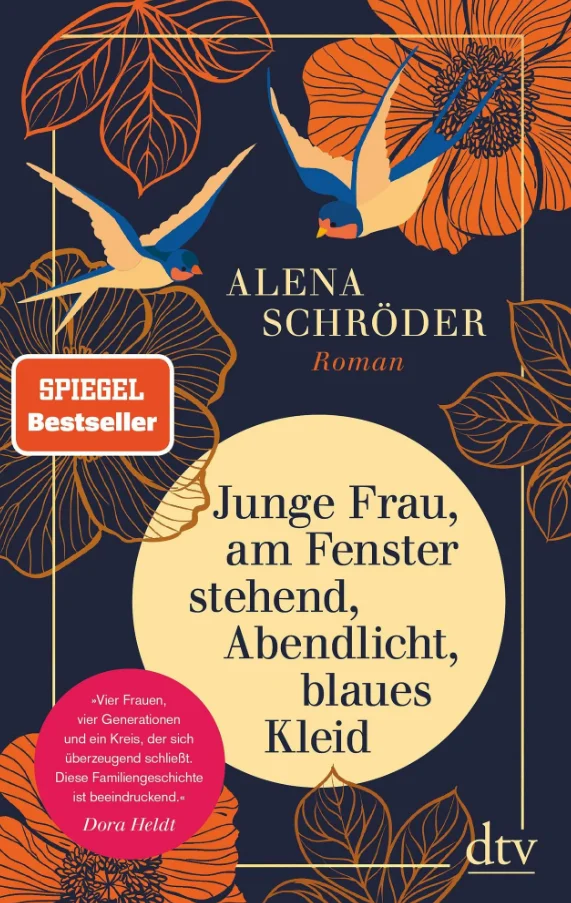 Buchcover „Junge Frau, am Fenster stehend, Abendlicht, blaues Kleid“ von Alena Schröder mit orangefarbenen Blumen und Schwalben