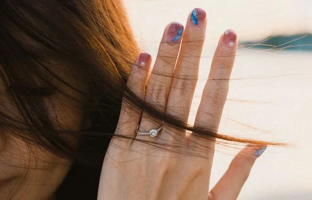 Kurze Nägel mit Glitzer: Dezenter Nageltrend 2026