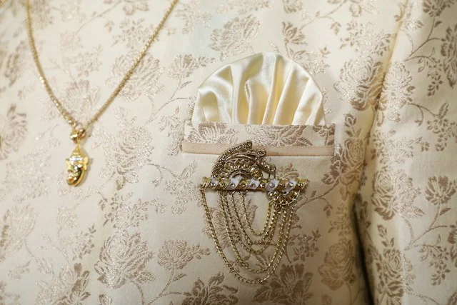 Vintage-inspirierte Brosche an einem eleganten hellen Sakko