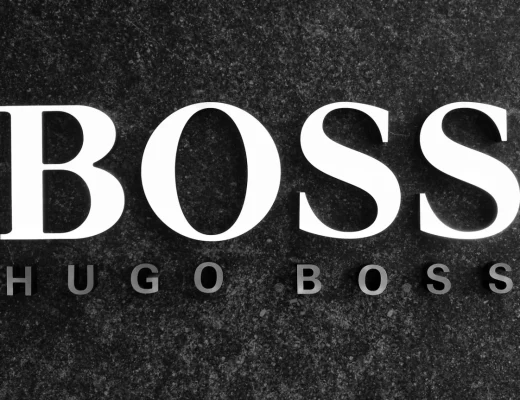 Hugo Boss Logo auf dunklem Hintergrund – Frasers Group übernimmt Mehrheit am deutschen Modekonzern