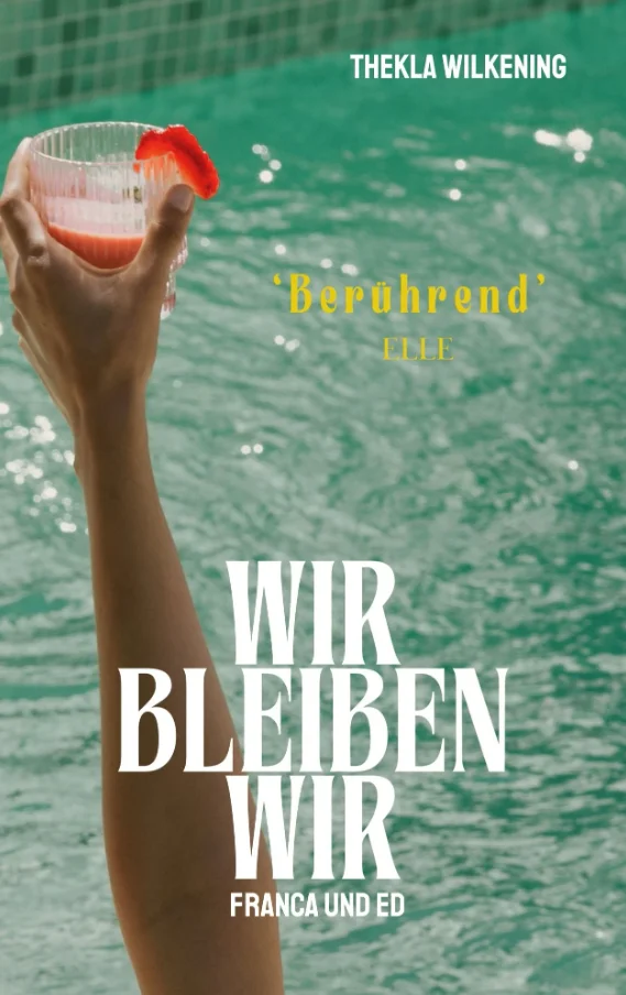 Buchcover „Wir bleiben wir: Franca und Ed“ von Thekla Wilkening mit einem Cocktailglas vor türkisfarbenem Poolwasser